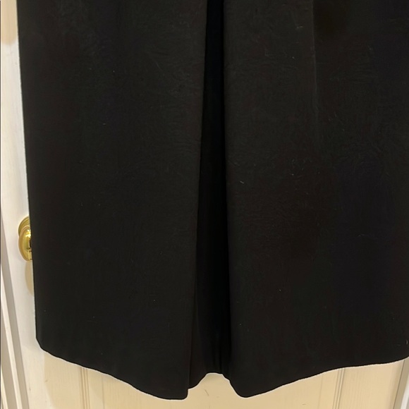 Sophisticated Black Trench Coat with Plush Fur Collar - Picture 5 of 10